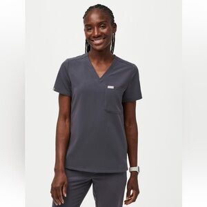 FIGS Catarina One-Pocket Top in Charcoal XS